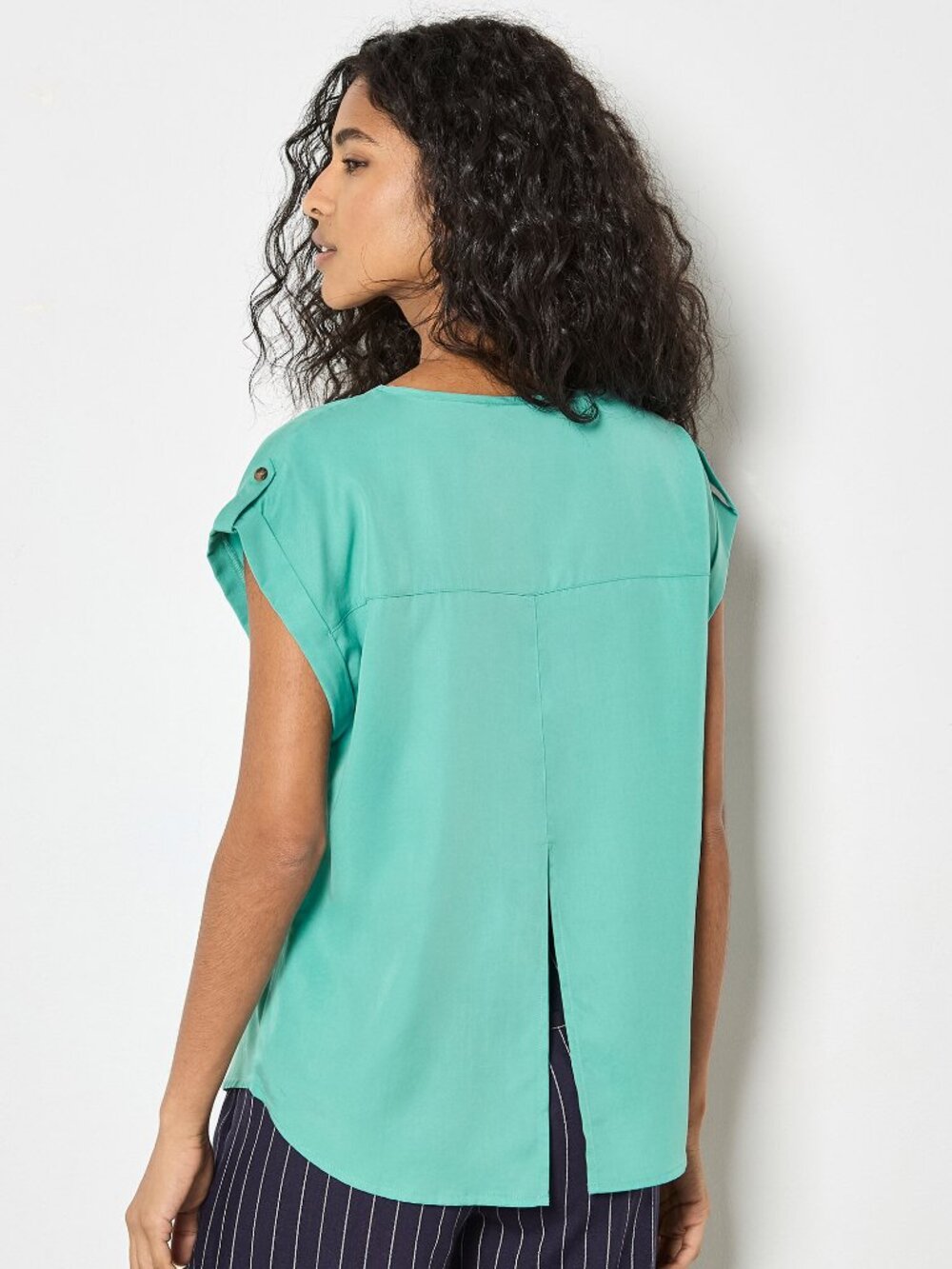 Crewneck Top with Roll sleeve and Split Back